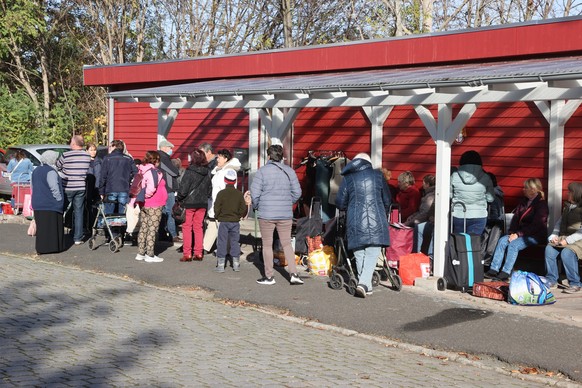 Menschen stehen vor der Tafel in Mühlhausen, Thüringen.