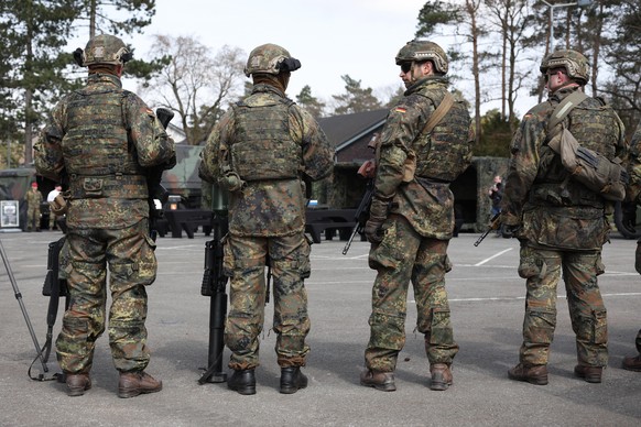 Soldaten der Panzerbrigade 21 &quot;Lipperland&quot; in der Generalfeldmarschall-Rommel-Kaserne stehen mit ihrer Ausrüstung beim Besuch des Ministerpräsidenten.