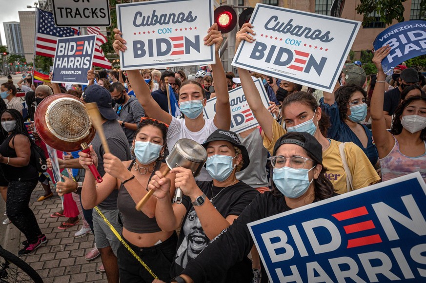 "Kubaner für Biden" steht auf den Plakaten der Anhänger des neuen US-Präsidenten.