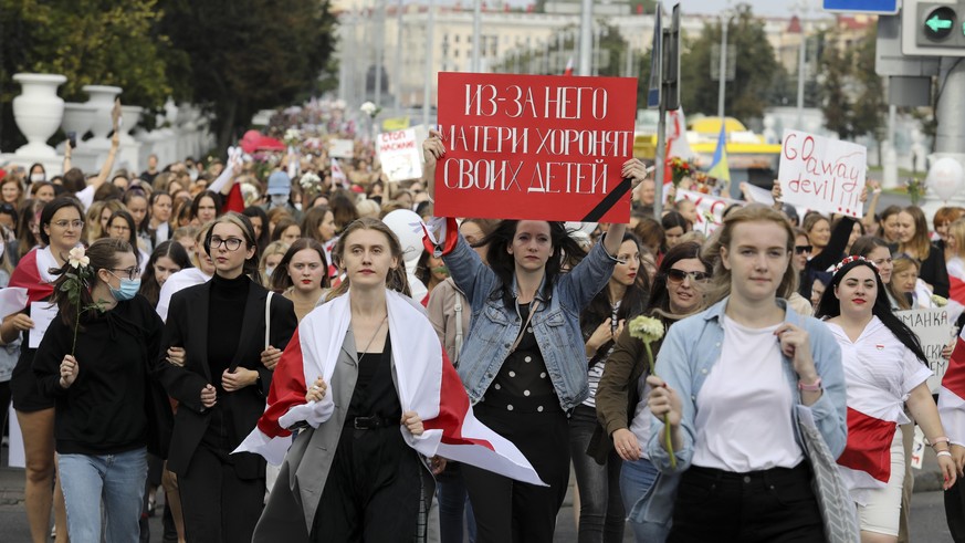Belarussische Frauen gehen gegen Lukaschenko auf die Straße.