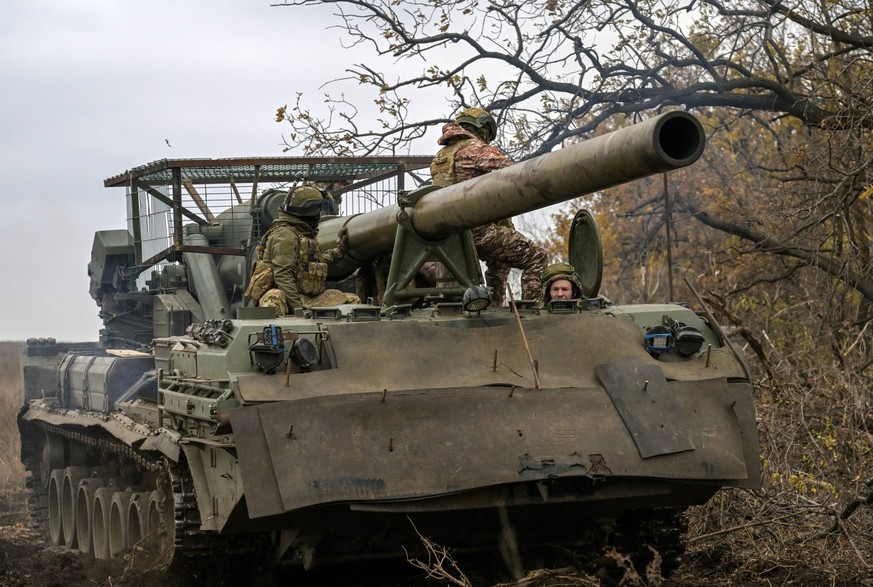 Russia Ukraine Military Operation Artillery Unit 8803265 06.11.2024 Russian servicemen ride a 2S7 Malka self-propelled howitzer in the Krasnoarmeisk sector of the front line amid Russia s military ope ...