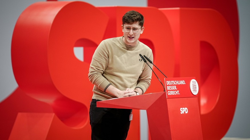 08.12.2023, Berlin: Philipp Türmer, Juso-Vorsitzender, spricht beim ordentlichen Bundesparteitag der SPD auf dem Berliner Messegelände. Vom 08. bis 10.12.2023 wollen die Delegierten unter anderem eine ...