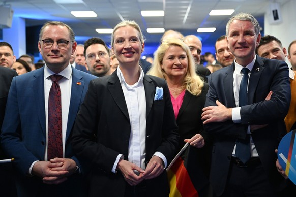 dpatopbilder - 23.02.2025, Berlin: Alice Weidel (M), Bundesvorsitzende und Kanzlerkandidatin der AfD, steht bei der Wahlparty der AFD in der AfD Bundesgesch�ftsstelle zusammen mit Tino Chrupalla (l),  ...