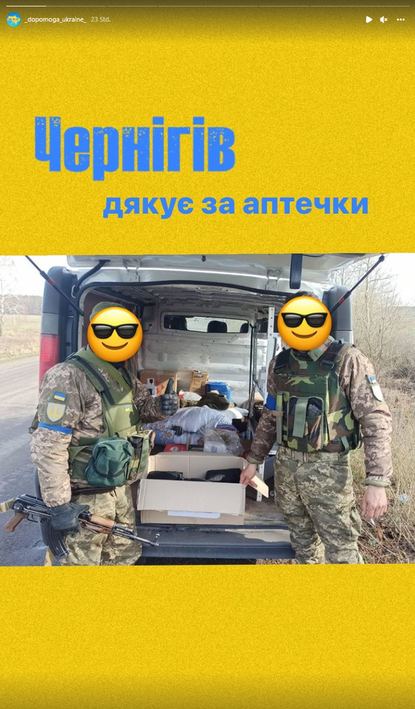 Freiwillige transportieren die Hilfsgüter von Dopomoga Ukraine durch das Kriegsgebiet.