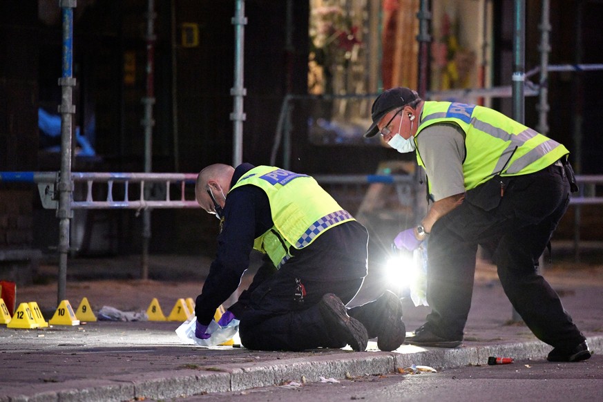 Police forensics search area after a shooting on a street in central Malmo, Sweden June 18, 2018. TT News Agency/Johan Nilsson/via REUTERS ATTENTION EDITORS - THIS IMAGE WAS PROVIDED BY A THIRD PARTY. ...