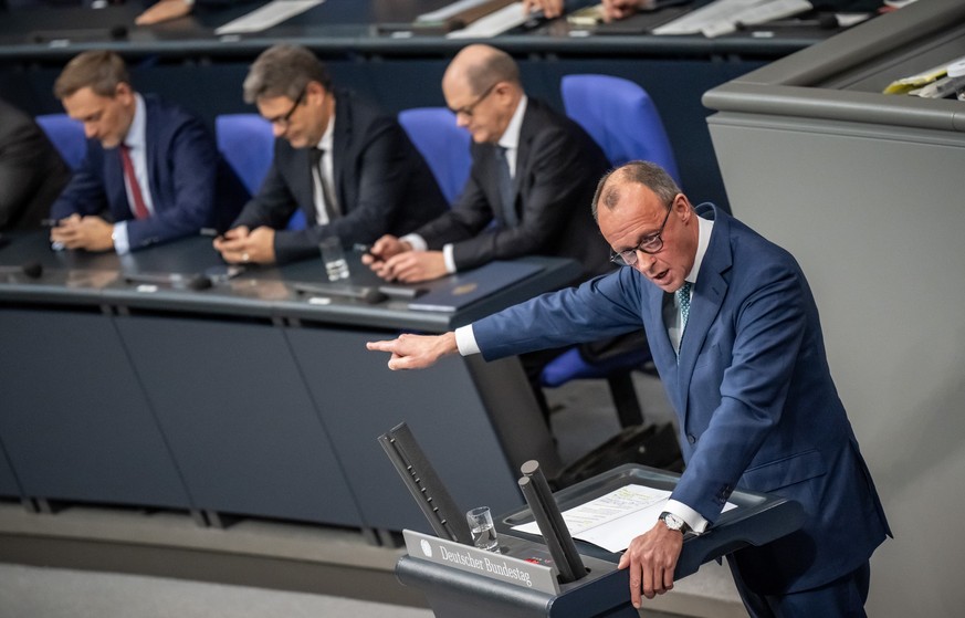 ARCHIV - 13.12.2023, Berlin: Friedrich Merz, CDU Bundesvorsitzender und Fraktionschef von CDU/CSU spricht vor Christian Lindner (FDP), Bundesminister der Finanzen, Robert Habeck (Bündnis 90/Die Grünen ...