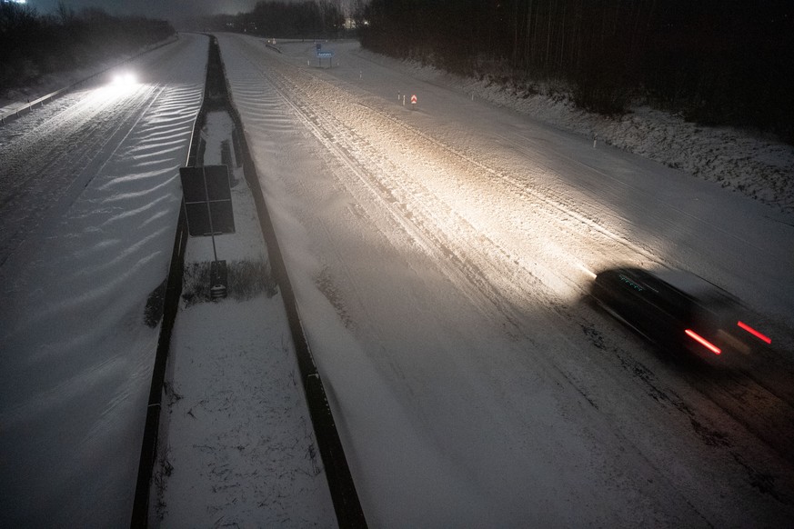 07.02.2021, Nordrhein-Westfalen, Porta Westfalica: Zwei Autos fahren