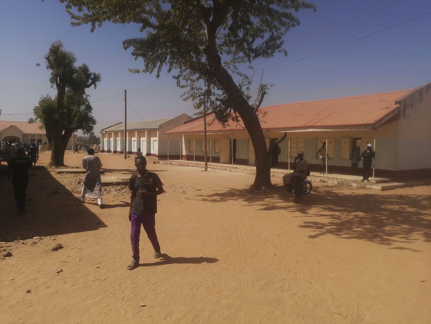Menschen versammeln sich in der staatlichen Oberschule. Nach einem Angriff bewaffneter Männer auf die Schule im Norden Nigerias werden 333 offenbar verschleppte Schuljungen vermisst. Bei dem Angriff schossen die unbekannten Angreifer mit automatischen Waffen um sich.