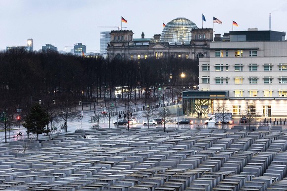 Blick über das Stelenfeld des Mahnmals für die ermordeten Juden Europas, das auch Holocaust-Mahnmal genannt wird. Am 27. Januar ist der Internationale Tag des Gedenkens an die Opfer des Holocaust und  ...