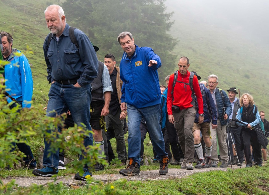 02.08.2023, Bayern, Flintsbach a.Inn: Markus Söder, (M., CSU) Ministerpräsident von Bayern, nimmt an der Hauptalmbegehung mit diversen Almbauern teil. Foto: Peter Kneffel/dpa +++ dpa-Bildfunk +++