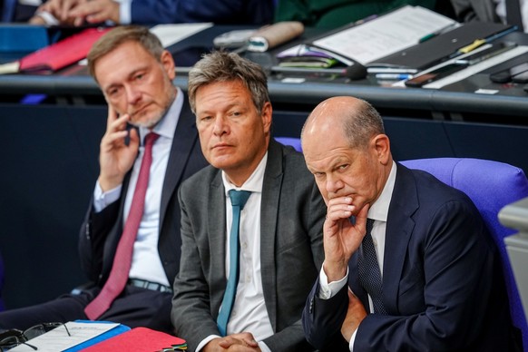 ARCHIV - 06.06.2024, Berlin: Christian Lindner (l-r, FDP), Bundesminister der Finanzen, Robert Habeck (Bündnis 90/Die Grünen), Bundesminister für Wirtschaft und Klimaschutz, und Bundeskanzler Olaf Sch ...