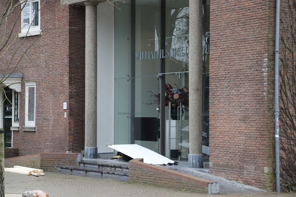 Die Tür wird im Singer Laren Museum repariert, wo ein Einbruch stattgefunden hat.