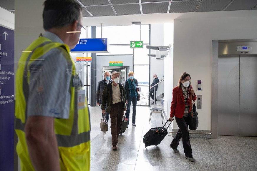 24.04.2020, Hessen, Frankfurt/Main: Passagiere gehen im Flughafen Frankfurt nach der Landung aus Kapstadt. Es war der vorerst letzten Rückholflug der Bundesregierung. Foto: Silas Stein/dpa | Verwendun ...