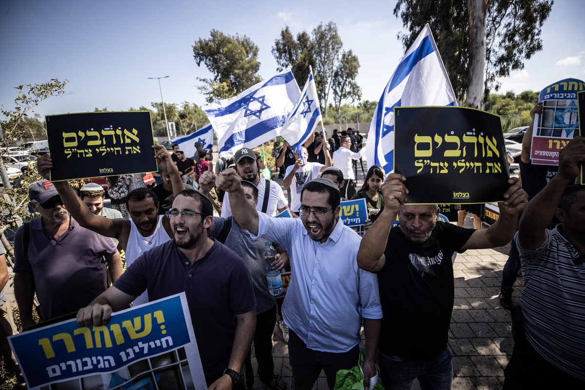 Far-right Israelis protest the arrest of Israeli soldiers accused of sexually abusing a Palestinian detainee NETANYA, ISRAEL - JULY 30: Far-right Israelis and relatives of the soldiers gather in front ...