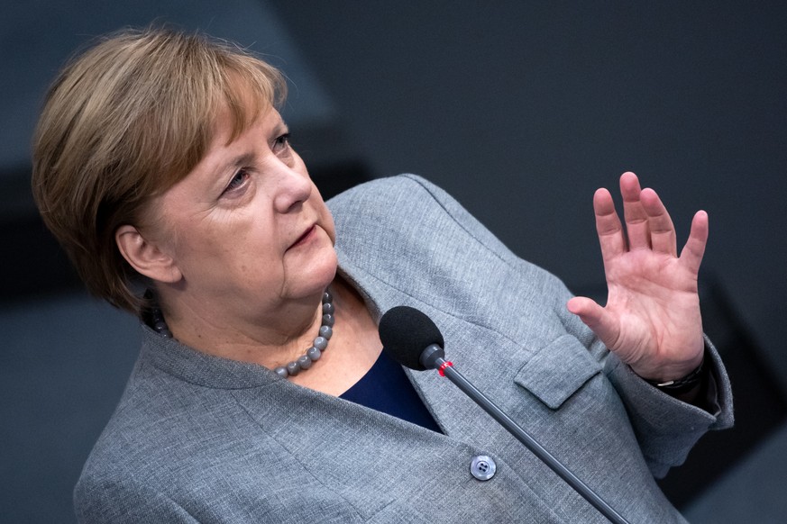 Bundeskanzlerin Angela Merkel (CDU) spricht während der Regierungsbefragung bei der Plenarsitzung im Deutschen Bundestag.