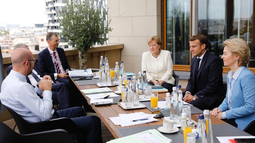 News Bilder des Tages 200719 -- BRUSSELS, July 19, 2020 Xinhua -- President of the European Council Charles Michel 1st L, European Commission President Ursula von der Leyen 1st R, French President Emm ...