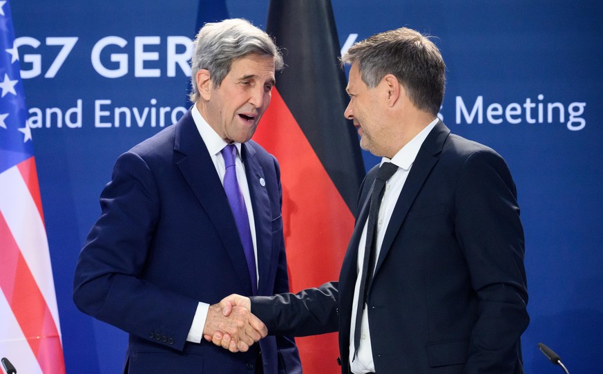 Robert Habeck (r, Bündnis 90/Die Grünen), Bundesminister für Wirtschaft und Klimaschutz, und John Kerry, Sondergesandter des US-Präsidenten für Klima, geben sich beim Treffen der G7-Minister für Klima ...