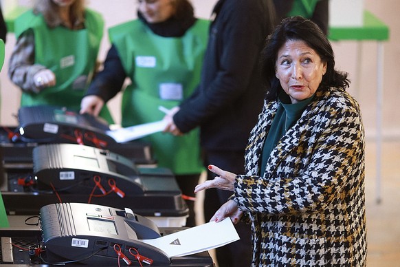 26.10.2024, Georgien, Tiflis: Die georgische Präsidentin Salome Surabischwili gibt bei den Parlamentswahlen in Georgien ihre Stimme in einem Wahllokal in Tiflis ab. Foto: Shakh Aivazov/AP/dpa +++ dpa- ...