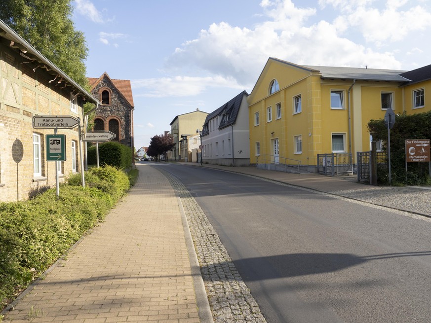 05.06.2020, Brandenburg, Finowfurt: Blick auf die Hauptstraße in dem Ort, einem Ortsteil der Gemeinde Schorfheide. Nach Ermittlungen zu schwerem sexuellem Missbrauch von Kindern hat die Polizei in meh ...