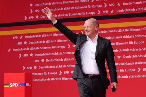 News Bilder des Tages SPD Abschlusskundgebung zur Europawahl in Duisburg Bundeskanzler Olaf Scholz winkt dem Publikum nach seiner energischen Rede beim Abschluss des Europawahlkampf der SPD , Duisburg ...