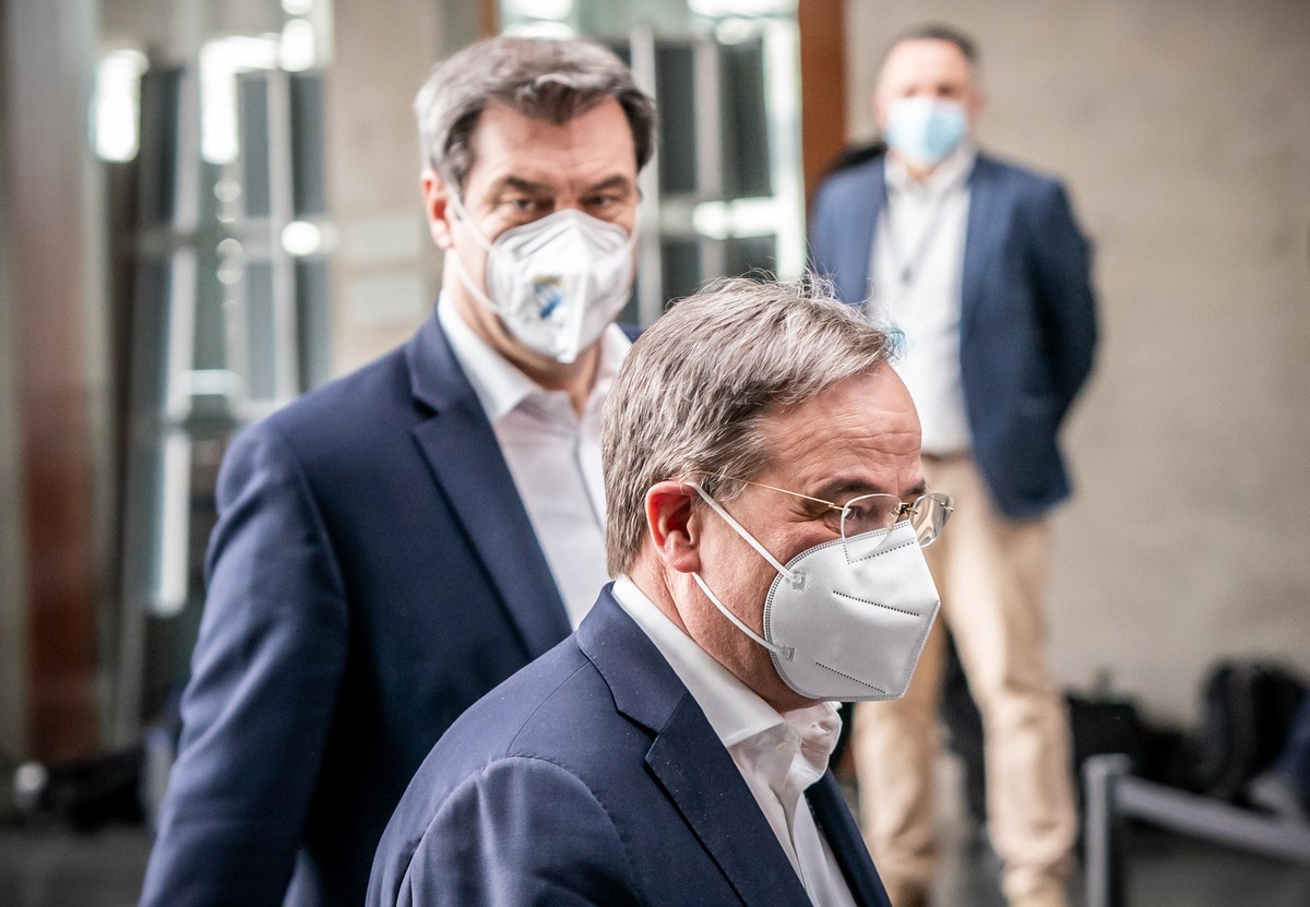 11.04.2021, Berlin: Markus Söder (CSU, hinten), Ministerpräsident von Bayern und CSU-Vorsitzender, kommt neben Armin Laschet, CDU-Bundesvorsitzender und Ministerpräsident von Nordrhein-Westfalen, zu e ...