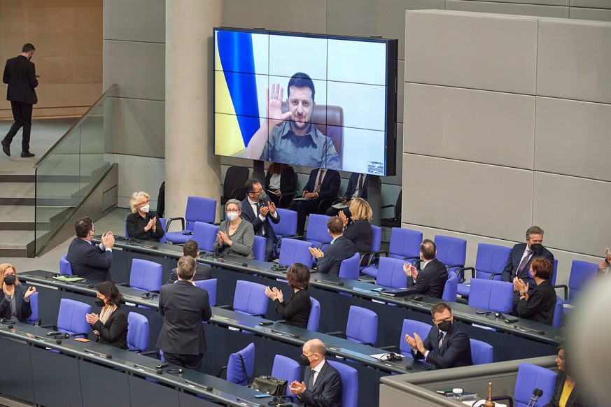 Der ukrainische Praesident Wolodymyr Selenskyj Bildschirm hat Deutschland mit eindringlichen Worten zu mehr Unterstuetzung im Krieg gegen Russland aufgefordert. Tausende Ukrainer seien in den vergange ...