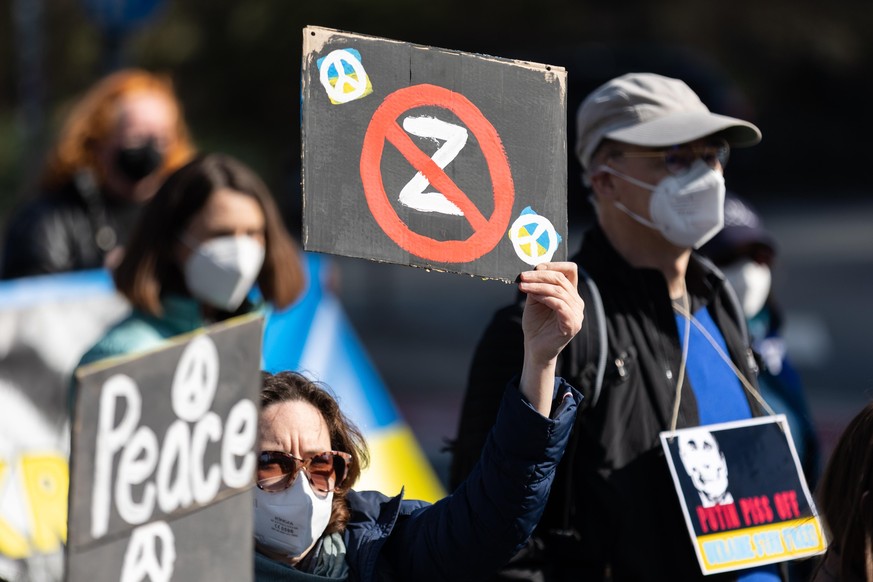 Eine Demonstrantin hält ein Schild mit durchgestrichenen „Z“.Unter dem Motto «Stoppt den Krieg! Frieden und Solidarität für die Menschen in der Ukraine» hatte ein breites Bündnis aus mehr als 50 Organ ...