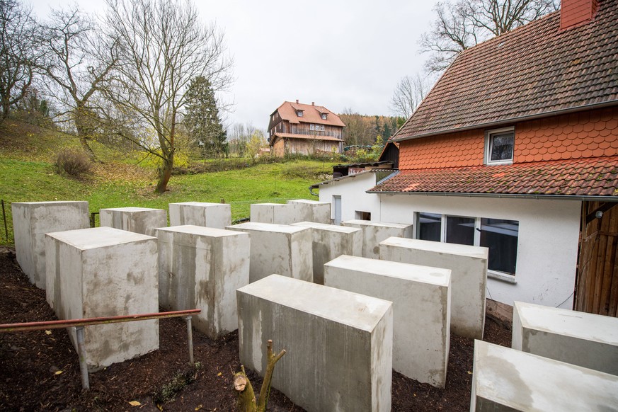 Das "Holocaust-Mahnmal" der Gruppe "Zentrum für Politische Schönheit". Im Hintergrund ist Björn Höckes Haus zu sehen.
