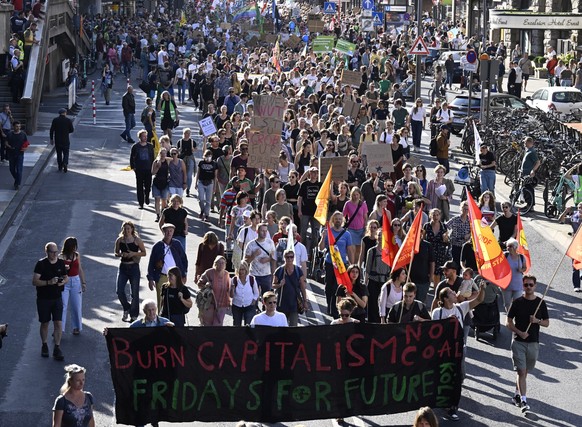 15.09.2023, Nordrhein-Westfalen, Köln: Teilnehmer von dem Protest fordern eine bessere Klimapolitik. Mit mehr als 200 Demonstrationen und Kundgebungen in ganz Deutschland möchte die Klimaschutzbewegun ...