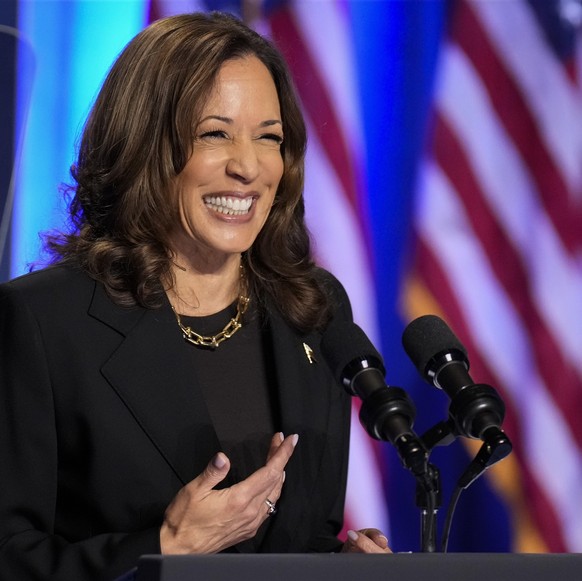 25.09.2024, USA, Pittsburgh: Die demokratische Präsidentschaftskandidatin Kamala Harris spricht bei einer Wahlkampfveranstaltung an der Carnegie Mellon University. Foto: Jacquelyn Martin/AP +++ dpa-Bi ...