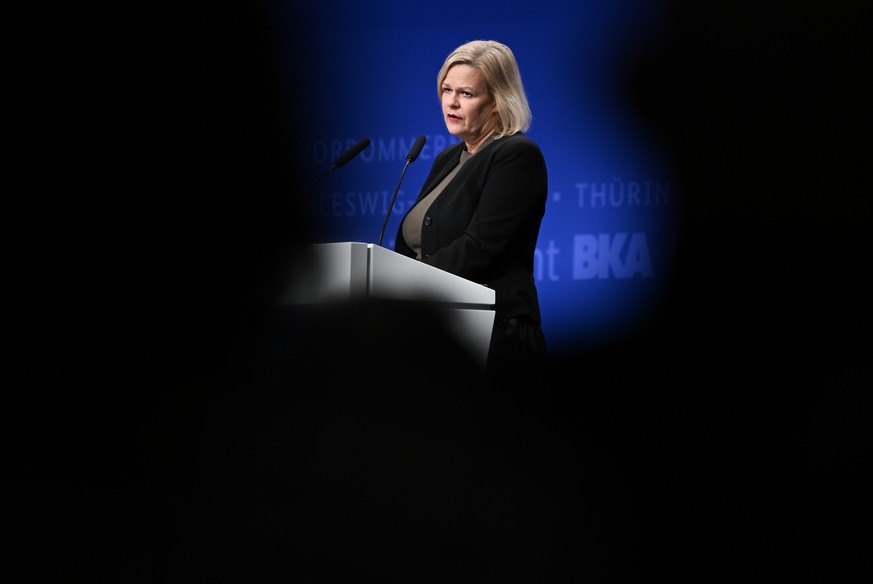 23.11.2023, Hessen, Wiesbaden: Nancy Faeser (SPD), Bundesinnenministerin, spricht auf der BKA-Herbsttagung im RheinMain CongressCenter. Die BKA-Herbsttagung befasst sich zwei Tage lang mit dem Thema & ...