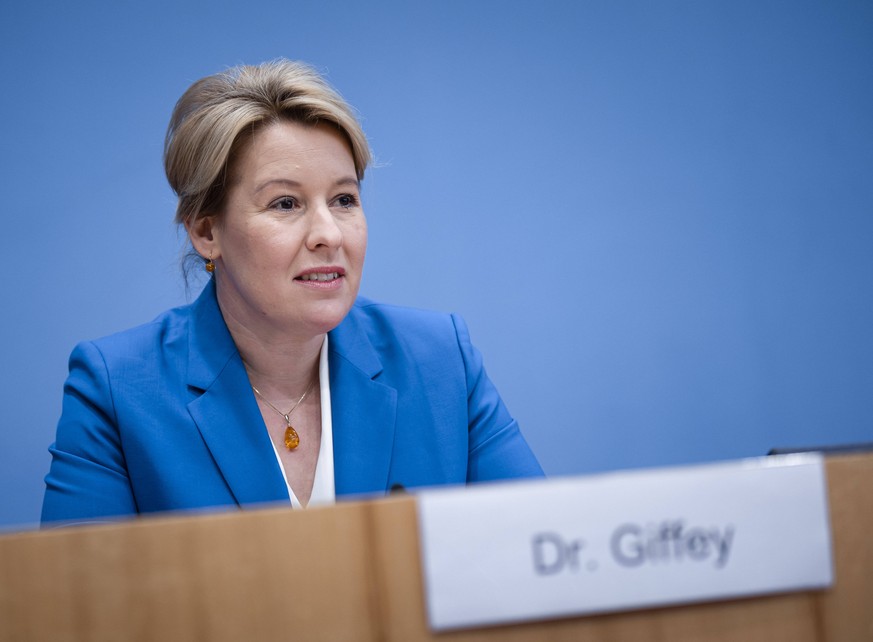 Bundesfamilienministerin Franziska Giffey, SPD, aufgenommen bei der Vorstellung des 16. Kinder- und Jugendbericht der Bundesregierung, Titel - Foerderung demokratischer Bildung im Kindes- und Jugendal ...