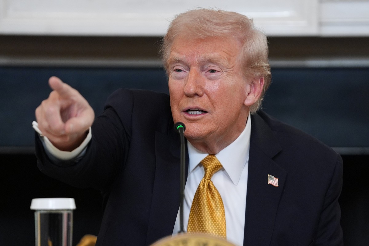 23.10.2025, USA, Washington: US-Präsident Donald Trump beantwortet Fragen von Reportern während eines Rundtischgesprächs über kriminelle Kartelle im State Dining Room des Weißen Hauses. Foto: Evan Vuc ...