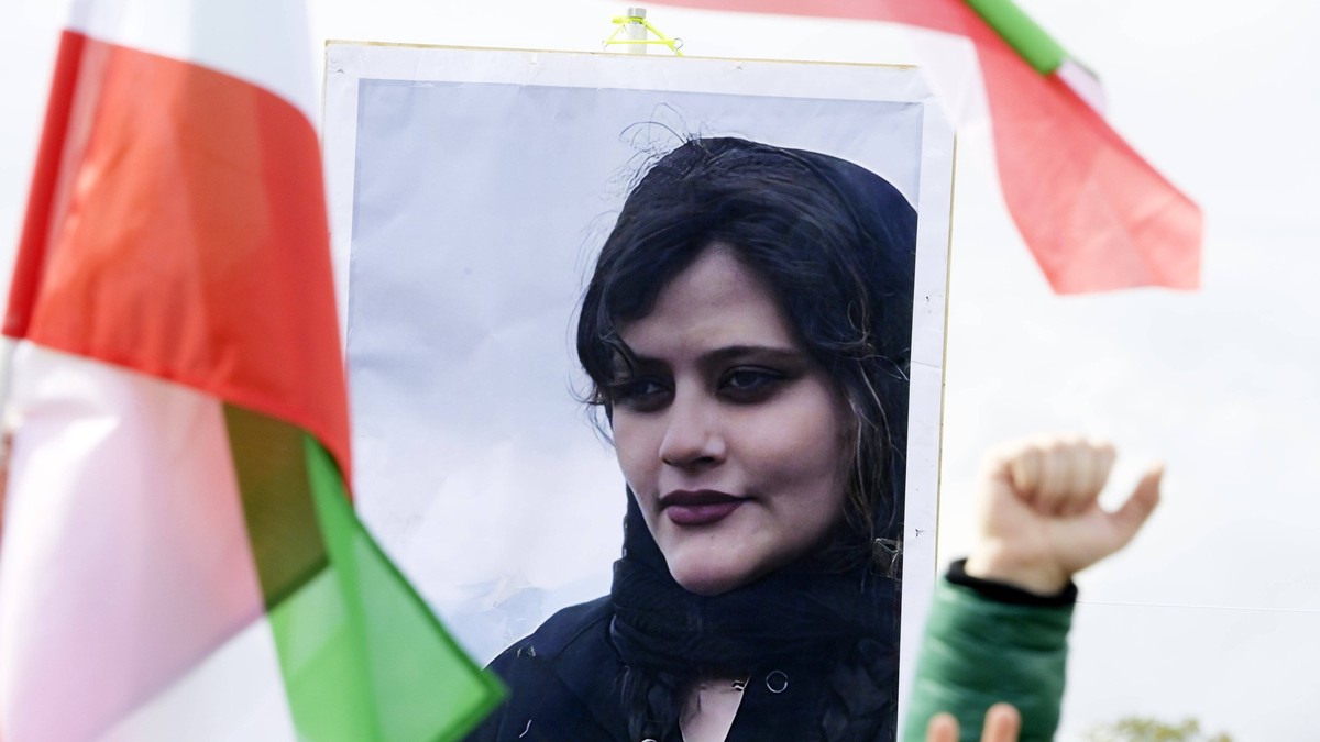 Berlin, Protest auf Reichstagswiese nach Tod von Mahsa Amini im Iran Mit Plakaten von Masha Amini demonstrieren Teilnehmer für Demokratie und Freiheit im Iran auf der Reichstagswiese. Berlin, 28.09.20 ...
