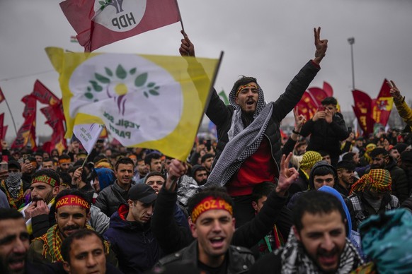 19.03.2023, Türkei, Istanbul: Anhänger der pro-kurdischen Demokratischen Volkspartei (HDP) hören die Rede des Parteivorsitzenden Pervin Buldan während der Newroz-Feierlichkeiten zum Frühlingsanfang in ...