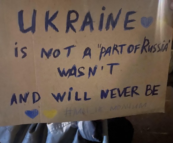 Das Schild einer Demonstrantin.