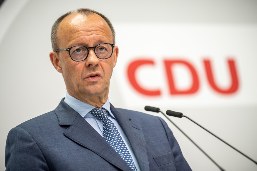 17.04.2023, Berlin: Friedrich Merz, CDU-Bundesvorsitzender und Fraktionsvorsitzender im Bundestag, spricht bei einem Pressestatement vor Beginn der Sitzung des CDU-Bundesvorstands. Foto: Michael Kappe ...