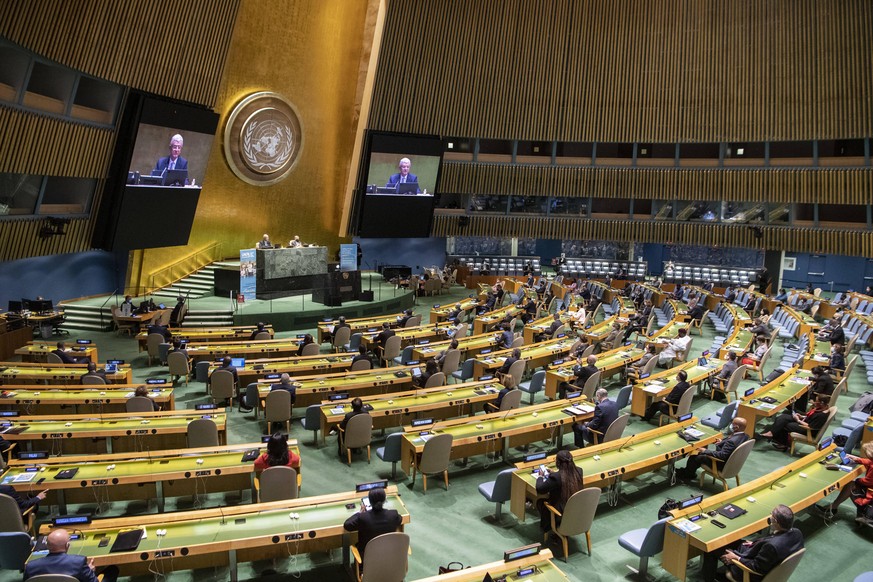 Jubiläumsfeier unter besonderen Bedingungen: Im UN-Sitz in New York sitzen die Teilnehmenden auf Abstand – viele sind gar nicht erst angereist, sondern per Video zugeschaltet. 