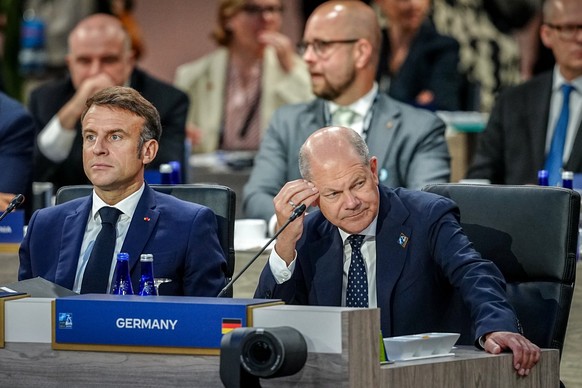 ARCHIV - 11.07.2024, USA, Washington: Frankreichs Präsident Emmanuel Macron (l-r) und Bundeskanzler Olaf Scholz (SPD) nehmen an der Arbeitssitzung beim Nato-Gipfel teil. Thema am letzten Tag wird insb ...