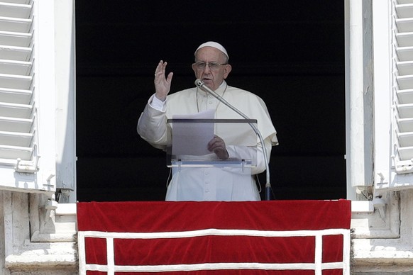 05.08.2018, Vatikan, Vatikanstadt: Papst Franziskus gestikuliert beim Segen aus seinem Atelierfenster, mit Blick auf den Petersplatz, beim Angelus-Mittagsgebet. Foto: Gregorio Borgia/AP/dpa +++ dpa-Bi ...