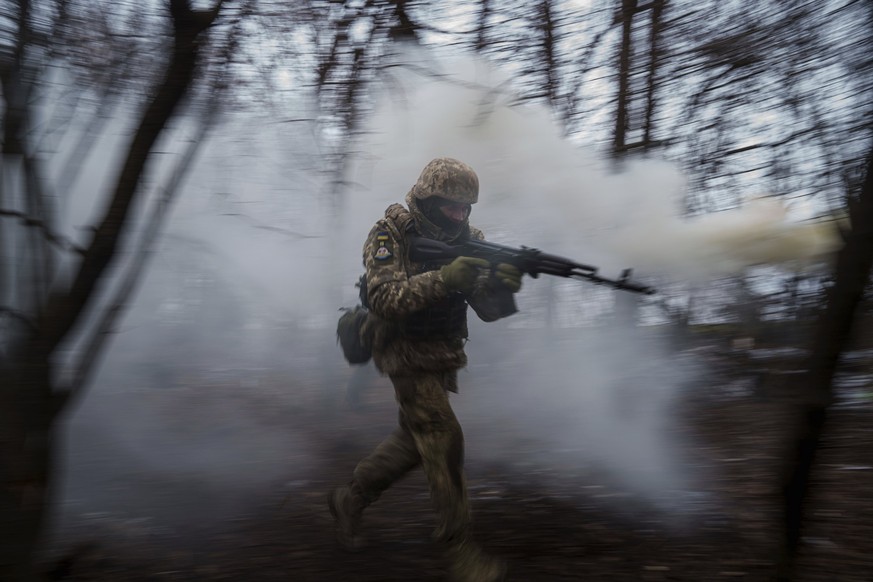 Datei - Ein Mitglied der 24. mechanisierten Brigadezüge der Ukraine im Polygon, nicht weit von vorne in der Donezk -Region Ostukraine am Dienstag, 21. Januar 2024, (AP Photo/Evgeniy Maloletka ...