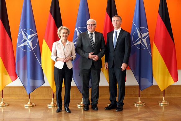 Bundesverteidigungsministerin Ursula von der Leyen (CDU, l-r), Bundesaußenminister Frank-Walter Steinmeier (SPD) und Nato-Generalsekretär Jens Stoltenberg nehmen am 30.06.2015 im Auswärtigen Amt in Be ...