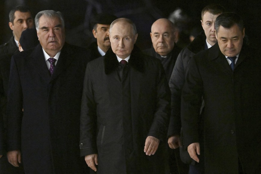 26.12.2023, Russland, St. Petersburg: Dieses von der staatlichen russischen Nachrichtenagentur Sputnik via AP veröffentlichte Foto zeigt Emomali Rahmon (vorne l-r), Präsident von Tadschikistan, Wladim ...