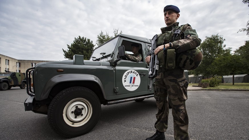 epa05440594 French soldiers seen at the army base and command centre for France's anti-terror 'Vigipirate' plan, dubbed 'Operation Sentinelle', at the fort of Vincennes, on the outskirts of Paris, Fra ...