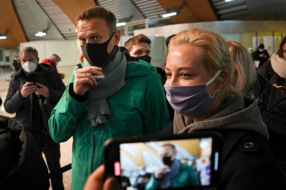 ARCHIV - 17.01.2021, Russland, Moskau: Alexej Nawalny (M) und seine Frau Julia stehen am Flughafen Scheremetjewo in der Schlange zur Passkontrolle. Der Kremlgegner Nawalny ist nach seiner Landung in M ...