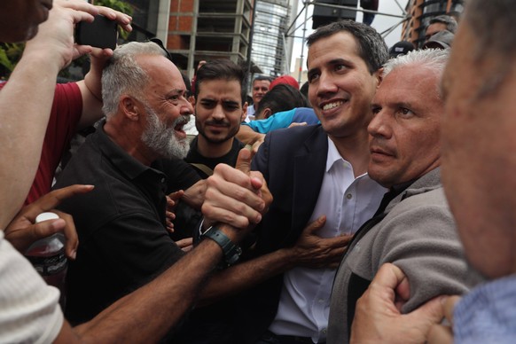 Eben noch Hinterbänkler, jetzt im Fokus der Weltöffentlichkeit: Juan Guaidó (2. v. r.).