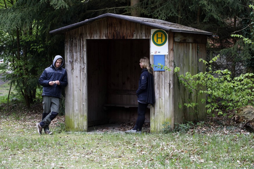 03.05.2020, Dranse, Brandenburg, GER - Dranse, Deutschland, Menschen warten auf den Bus. MRyes, 15-20 Jahre, 40-50 Jahre, Alltag, auf dem Land, aussen, Aussenaufnahme, Brandenburg, Bushaltestelle, Bus ...