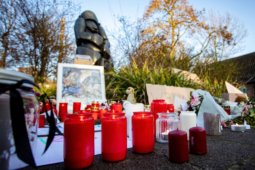 Kerzen, Bilder, Plüschtiere und Schilder liegen vor dem Haupteingang des Krefelder Zoos. 