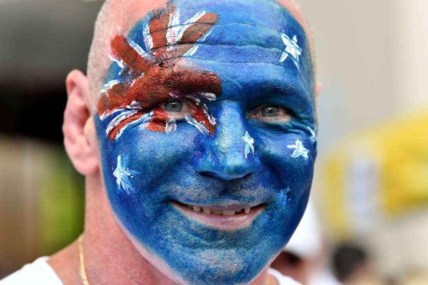 Ein Mann hat sich das Gesicht mit der Australien-Flagge bemalt.