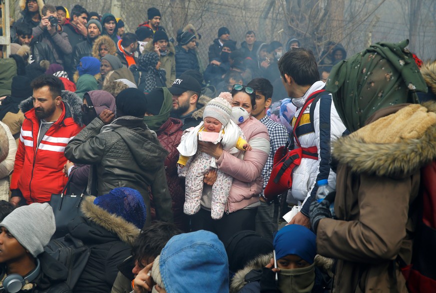 Migrants gather at the Turkey&#039;s Pazarkule border crossing with Greece&#039;s Kastanies, in Edirne, Turkey, February 29, 2020. REUTERS/Huseyin Aldemir
